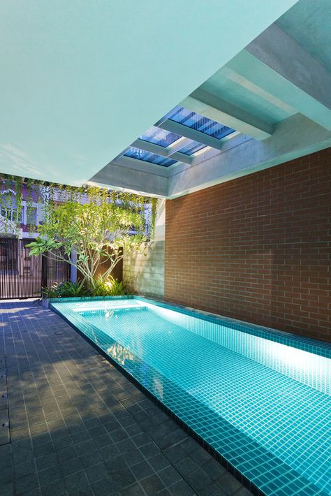 Gallery of House at Joo Hong Road / Lim Chai Boon - 10 Small Swimming Pool, Modern Tropical House, Small Swimming Pools, Indoor Outdoor Pool, Internal Courtyard, Tropical Resort, Lap Pool, Swimming Pools Backyard, Modern Tropical