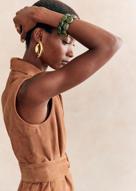 The Sézane Laïs Earrings showcase a modern drop design, crafted from gold-plated brass with a focus on sustainability. These elegant earrings add a contemporary touch to any outfit, making them a versatile choice for both everyday wear and special occasions. Check out our latest arrivals at sezane.com or via the app. Sezane Jewelry, Hair Jewels, Resin Bracelet, Denim Suit, Vintage Inspired Jewelry, Polo Sweatshirt, Colorful Earrings, Best Bags, Leather Diy