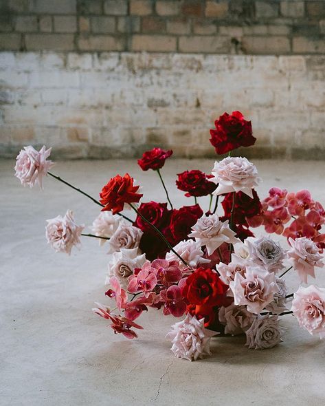 Pink And Burgundy Wedding, Sweet Wedding Favors, Pink Centerpieces, Modern Wedding Ceremony, Wedding Colors Red, New Years Wedding, Wedding Lookbook, Red Wedding Flowers, Winter Wedding Flowers