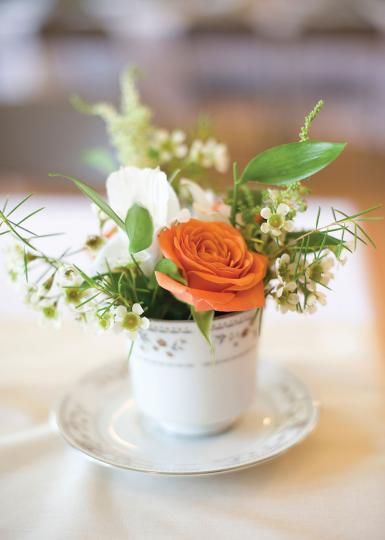 Loving this petite floral arrangement in a cute little vintage tea cup! Photo by Ely Fair Photography. Tea Cup Centerpieces, Photography Tea, Teacup Flowers, Small Flower Arrangements, Creation Art, Diy Arrangements, Tea Diy, Flower Cup, Wedding Table Flowers