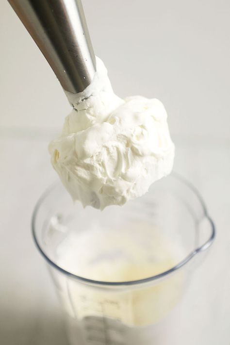 Make amazing whipped cream in under 30 seconds with this immersion blender recipe! Plus, 10 Ways to Use Your Immersion Blender for quick and easy recipes! Immersion Blender Recipes, Emulsion Blender, Blender Recipe, Blender Smoothie, Best Smoothie, Immersion Blender, Blender Recipes, Quick And Easy Recipes, Hand Blender