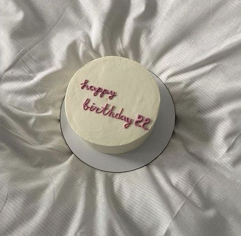 Asthetic Cakes Girl, Bento Cake 22 Birthday, Cake Asthetic Picture, Simple Birthday Cake Designs, Happy Birthday 19, Happy Birthday 22, 21st Birthday Quotes, Chocolate Cupcakes Filled, Birthday Cake Greetings