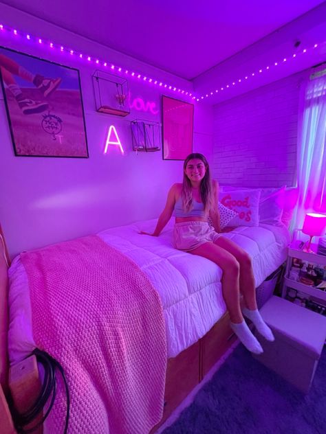 Dorm Room With Led Lights, Poster Wall Dorm Room, Umiami Dorm Room, College Dorm Room Ideas Led Lights, Party Dorm Room Ideas, Dorm Room Designs Modern, Dorm Room Ideas Neon, Led Dorm Room, Neon Dorm Room Aesthetic