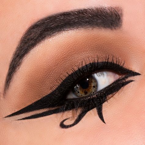 Egyptian Style Eyeliner, Eye Makeup Egyptian, Egyptian Style Eye Makeup, Modern Day Cleopatra, Queen Of Nile Makeup, Diy Cleopatra Makeup, Egyptian Makeup Look Easy, Ancient Egypt Eyeliner, Pharaonic Makeup