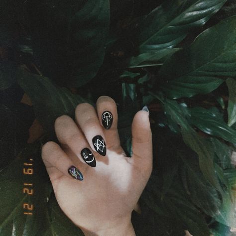 Bmth Inspired Nails, Bad Omens Inspired Nails, Bmth Nailart, Bmth Nails, Bring Me The Horizon Nails, Rock Nails Grunge, Rock Nails, Concert Nails, Funky Fingers