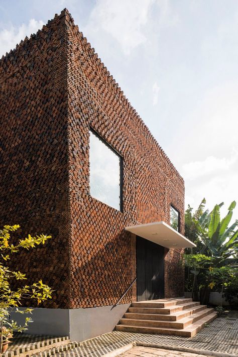 Multigenerational Living, Concrete Cover, Brick Siding, Two Storey House, Brick Architecture, Glass Roof, Luz Natural, City House, Brickwork