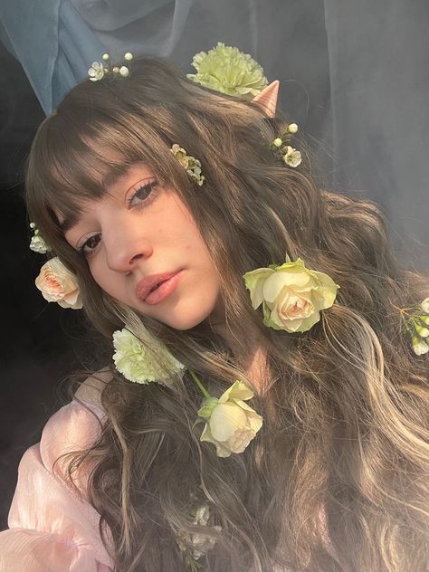 Soft Dreamcore, Daisies In Hair, Aphrodite Aesthetic Outfit, Aphrodite Aesthetic, Flowers In Her Hair, Ethereal Aesthetic, Fairy Aesthetic, Scream Queens, Fairy Princesses