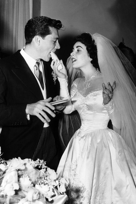 Oud Hollywood, Grace Kelly Wedding Dress, Old Wedding Photos, Grace Kelly Wedding, Helen Rose, Celebrity Wedding Photos, Old Hollywood Wedding, 1950s Wedding, Iconic Weddings