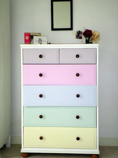 painted drawers, a good idea for dressing up IKEA drawers Kids Chest Of Drawers, Muebles Shabby Chic, Children's Bedroom Ideas, Ikea Drawers, Pastel Bedroom, Childrens Bedroom Furniture, Bedroom Chest Of Drawers, Painted Drawers, Rainbow Room