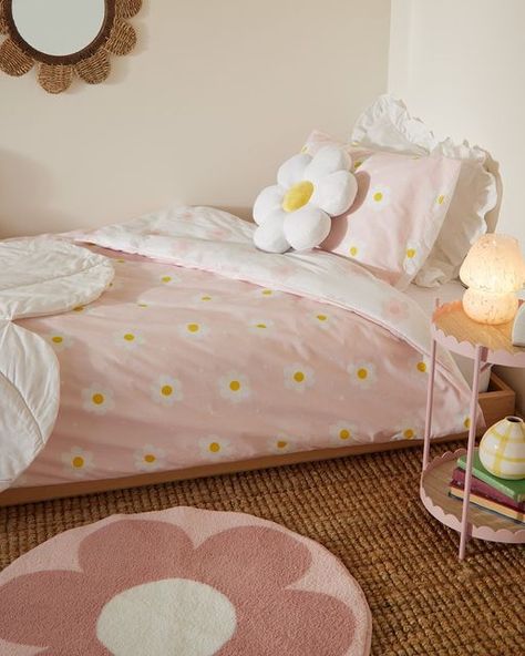 Pink Daisy Bedroom, Daisy Room Decor Ideas, Daisy Themed Room, Boho Daisy Bedroom, Pink Daisy Nursery Theme, Daisy Theme Bedroom, Daisy Themed Bedroom, Daisy Room Ideas, Daisy Bedroom Ideas Kids Rooms