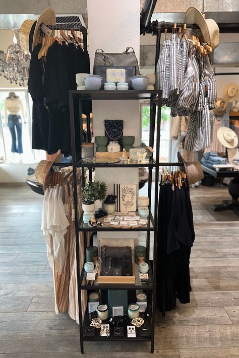 Boutique Set Up Ideas Spaces, Boutique Organization, Boutique Ideas Display, Boutique Display Table, Western Boutique Display, Small Boutique Interior Design Ideas, Small Boutique Interior Design, Small Boutique Interior, Boutique Layout