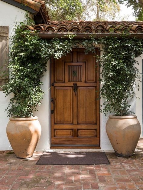 Spanish Style Gardens, Mexican Modern Outdoor, Front Porch Mediterranean, Spanish Style Garden Outdoor Spaces, Courtyard Garden Ideas Spanish Style Potted Plants, Spanish Style Trellis, California Hacienda Style, Small Spanish Courtyard Ideas, Medditeranean Front Door