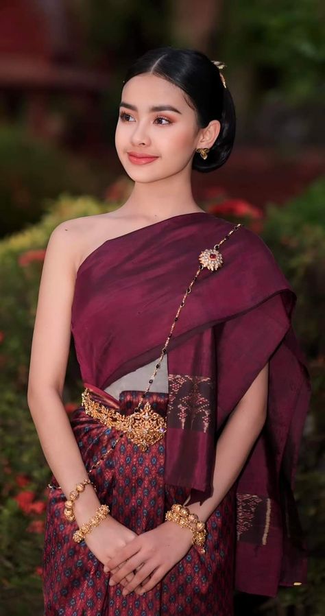 Cambodian Fashion, Khmer Traditional Clothes, Khmer Fashion, Cambodian Wedding Dress, Thai Dresses, Batik Dress Modern, Cambodian Wedding, Thai Costume, Bride Ideas