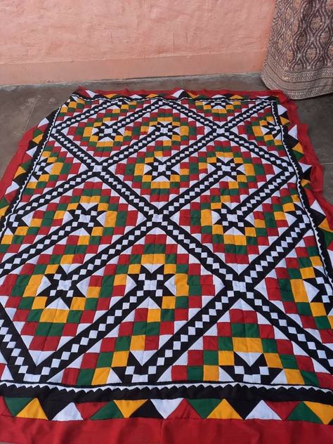 Sindhi Rilli Design, Harira Recipe, Sindhi Culture, Diy Eid Decorations, Sindhi Embroidery, Work Bed, Cloth Designs, Plain Suit, Bed Cover Design