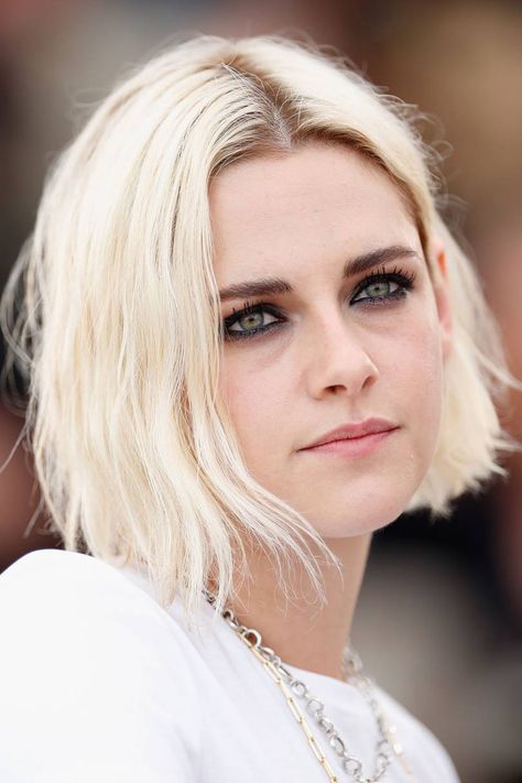 Kristen Stewart Bleach Blonde Bob, Julia Fox, Blonde Makeup, Bleach Blonde Hair, Video Edits, Short Hair Trends, Platinum Hair, Mtv Movie Awards, Bleach Blonde