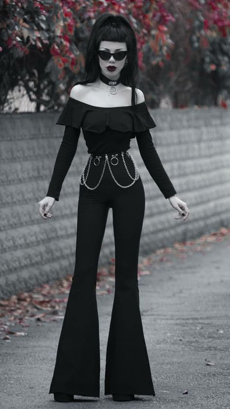 Gothic Pants Outfit, Fem Goth Outfits, Cold Goth Outfits, Autumn Goth Outfits, Nugoth Outfits, Goth Shopping, Cute Gothic Outfits, Gothic Fashion Casual, Witch Aesthetic Outfit