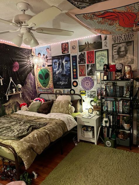 Room Ideas Retro Aesthetic, Grunge Room Beds & Bed Frames, Indie Core Room Aesthetic, Comfy Room Aesthetic Grunge, Maximalist Bedroom Grunge, Metal Head Room Ideas, Maximalistic Bedroom, 80s Grunge Room, Goth Hippie Room