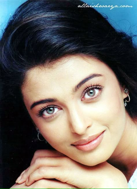 Beautiful Aishwarya Rai Aishwarya Rai Pictures, Aishwarya Rai Photo, Modern Disney Characters, Models 90s, Lovely Eyes, Beautiful Red Hair, Ethereal Makeup, Glamour Photo, Aishwarya Rai Bachchan