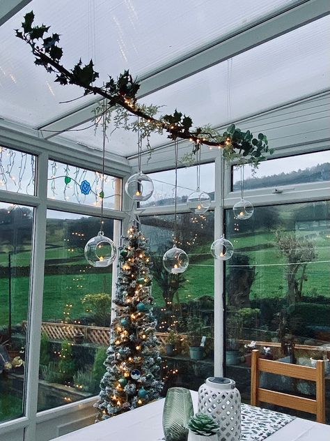 Christmas Conservatory, Conservatory Christmas Decor, Christmas Conservatory Ideas, Skylight Christmas Decoration, Christmas Garland On Stairs, Conservatory Decor, Minimal Christmas, House Window, Tiny House Decor