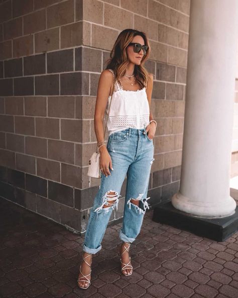 Metallic Sandals Outfit, Street Style Winter Casual, Street Style Aesthetic Outfit, Sandals Outfits, Golden Sandals, Karina Style, Street Style Aesthetic, Heels Outfits, Sandals Outfit