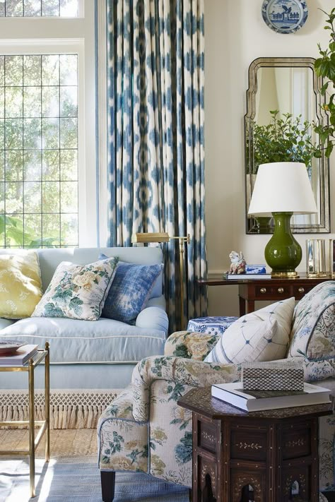 Famous Patterns, Blue And White Living Room, Mark D Sikes, Haus Am See, Blue White Decor, Design Salon, White Living, Living Room White, Cool Ideas