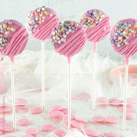 These Valentine Oreo Pops are perfect for kids' parties and adult events alike. They are easy to make and look so elegant. Only a few ingredients are needed to make these eye-catching treats any time of the year. Cookie Cake Pops, Oreos On A Stick, Easy Holiday Dessert, Oreo Cookie Cake, Double Stuffed Oreos, Oreo Cookie Pops, Easy Holiday Desserts, Oreo Flavors, Cake Pop Stands