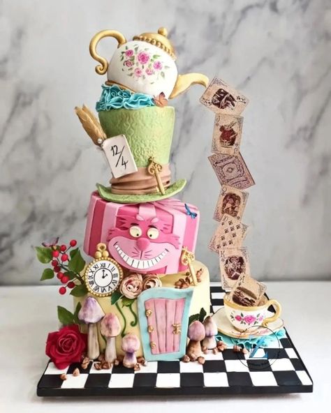 Alice In Wonderland Crafts, Alice In Wonderland Room, Topsy Turvy Cake, Alice In Wonderland Tea Party Birthday, Onederland Birthday Party, Alice In Wonderland Cakes, Alice In Wonderland Birthday, Cake Blog, Alice In Wonderland Theme