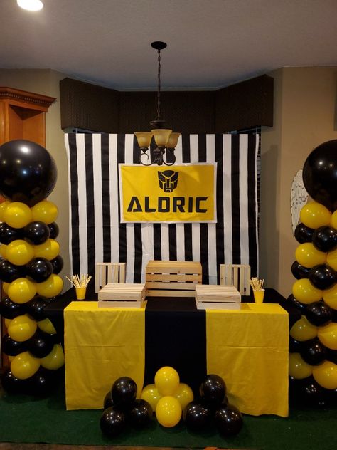 Bumblebee Birthday Party, Bumblebee Birthday, Football Banquet, Yellow Things, Balloons Decoration, Balloon Ideas, Bee Party, Spelling Bee, Black And Yellow