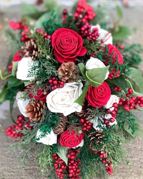 Cascade Bridal Bouquet, Diy Christmas Wedding, Christmas Wedding Bouquets, Christmas Wedding Centerpieces, Christmas Wedding Flowers, Winter Bridal Bouquets, Christmas Bride, Simple Wedding Bouquets, Church Wedding Flowers