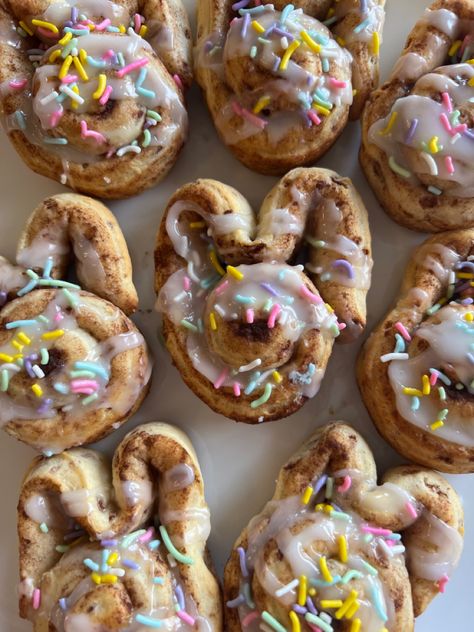 Sour Sweets, Bunny Cinnamon Rolls, Easter Breakfast, Cupcake Ideas, Rainbow Sprinkles, Cinnamon Buns, Bunny Rabbit, Cinnamon Rolls, Easter Spring