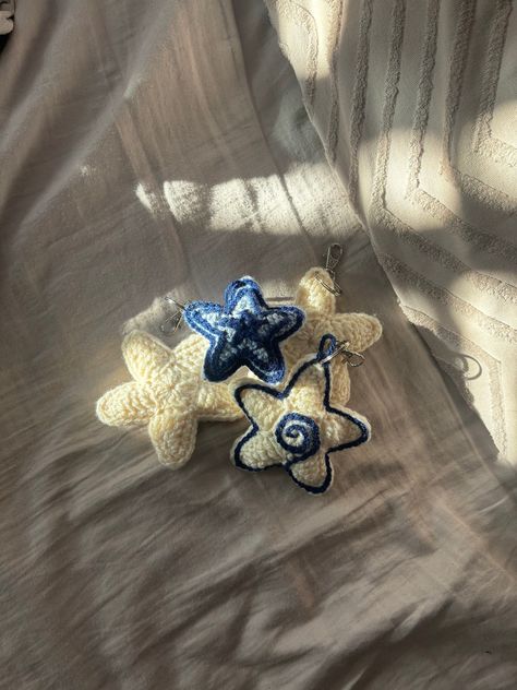 crochet star bag charm Ideas Of Gifts For Best Friend, Crochet With Charms, Bag Charms Crochet, Crochet Gifts For Friends, Crochet Star Bag, Bag Charm Crochet, Crochet Charms, Crochet Bag Charm, Handmade Outfits