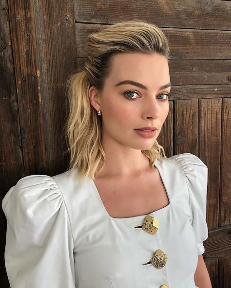 Let Margot Robbie Be Your Guide to Modern Bohemian Beauty | Vogue Grown Out Roots, Margot Robbie Hair, Modern Bob, Haircut Inspiration, Short Bob Haircuts, Natalie Portman, Inspirational Celebrities, Margot Robbie, Modern Bohemian