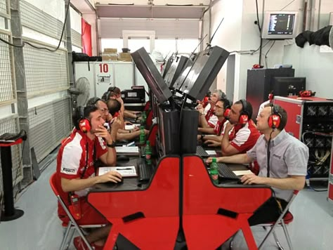 Ferrari-engineers at work - 2013 Bahrein GP FP1 F1 Engineer Aesthetic, F1 Engineer, Engineer Aesthetic, Engineering Internship, Men At Work, Dream Career, Ferrari F1, Scuderia Ferrari, Car Wallpapers