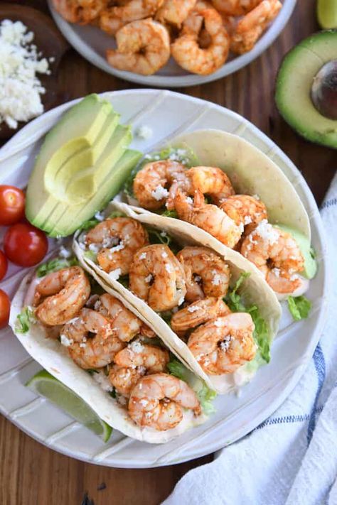 Loaded with tons of chile lime flavor and served with two divine sauces, these fast and easy shrimp tacos are incredible! | melskitchencafe.com Tacos Corn Tortillas, Chile Lime Shrimp, Lime Shrimp Tacos, Weight Watchers Shrimp, Easy Chile, Shrimp Tacos Easy, Chili Lime Shrimp, Shrimp Taco, Hispanic Recipes