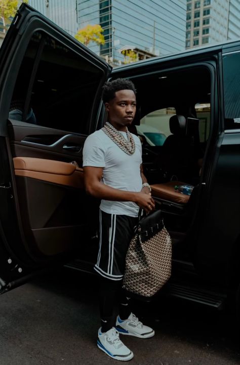 Roddy Ricch Wallpaper, Roddy Ricch, Rapper Wallpaper Iphone, Young Mens Fashion, Mens Fashion Suits, Social Media Influencer, Cambridge Satchel Company, Celebrities Male, Luxury Lifestyle