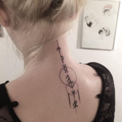 Runen Tattoo Frau Rücken echt stilvoll Symbole Tattoo, Viking Rune Tattoo, Tattoo Sonne, Norse Mythology Tattoo, Pagan Tattoo, Scandinavian Tattoo, Tattoo Son, Buddha Tattoos, Rune Tattoo