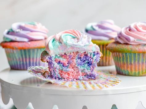 Unicorn Cupcakes Cotton Candy Cupcakes Easy, Holiday Dinner Recipes, Unicorn Treats, Fluffy Frosting, Frosting Colors, Dessert Cookbooks, Easy Holiday Recipes, Pot Roast Slow Cooker, Unicorn Cupcakes