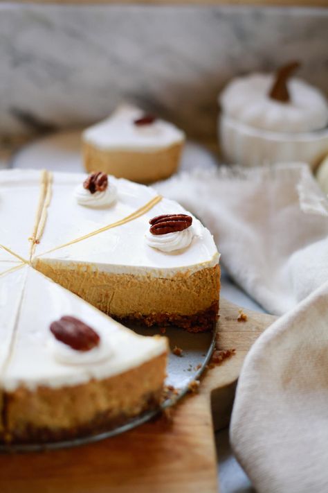 A sliced pumpkin pie cheesecake with sour cream topping. Cheesecake Sour Cream Topping, Costco Cheesecake, Pumkin Pie Cheesecake, Sour Cream Cheesecake Topping, Kraft Pumpkin Cheesecake, Cheesecake Sour Cream, Pumpkin Cheesecake Cheesecake Factory Recipe, Cheesecake With Sour Cream Topping, Cheesecake With Sour Cream