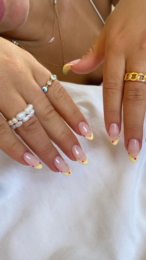 Summer Yellow Nails, Paznokcie Hello Kitty, Kutek Disney, Milky Nails, Nagel Tips, Summery Nails, Makijaż Smokey Eye, Summer Yellow, Nails 2024