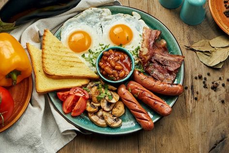 Classic english breakfast: toasts, smoke... | Premium Photo #Freepik #photo #english-breakfast #breakfast-restaurant #breakfast-food #breakfast Classic English Breakfast, Fried Toast, Mushroom Toast, Bacon Fries, Breakfast Toast, Wooden Plate, Turn Light, English Breakfast, Smoked Sausage