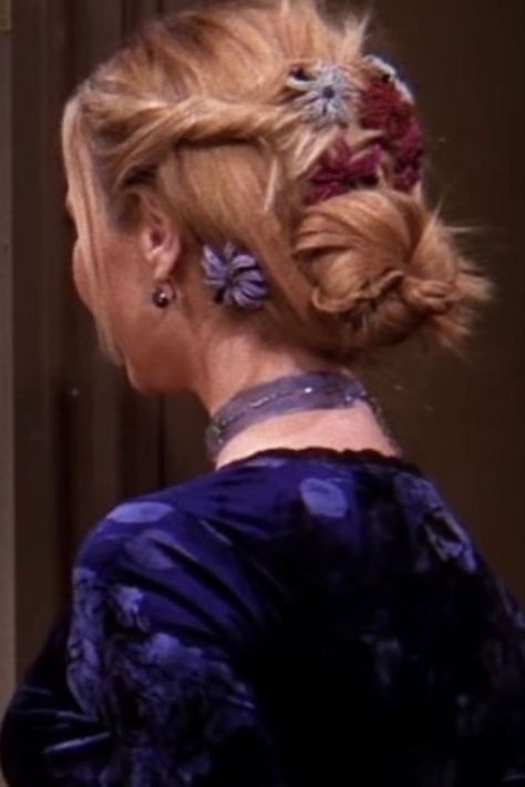 When it comes to iconic hairstyles, Jennifer Aniston (or Rachel Green) is normally your first thought, but can we take a minute please to appreciate the unsung icon that is Phoebe Buffay. #aesthetic #hair #hairstyles #fashion #haircolor #haircut #inspiration #ideas #style #friends Phoebe Buffay Hairstyles, Phoebe Buffay Outfits, Phoebe Buffay, Hair Icon, Friends Fashion, Aesthetic Hair, Hair Dos, Bun Hairstyles, Pretty Hairstyles