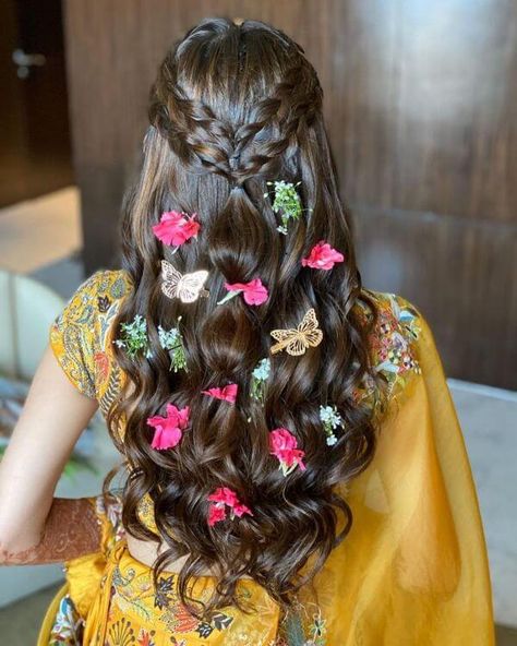 Bridal Hairstyle Ideas for Haldi Function - Yellow Dress Hairstyles - K4 Fashion Open Hairstyle, Butterfly Hairstyle, Mehndi Hairstyles, Hair Aesthetics, Engagement Hairstyles, Indian Wedding Hairstyles, Open Hairstyles, Caramel Hair, Long Hair Wedding Styles