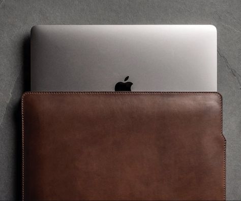 Macbook Leather Sleeve, Leather Laptop Sleeve, Leather Laptop Case, Leather Bag Pattern, Horween Leather, Latest Gadgets, Leather Laptop, Leather Sleeve, Leather Diy