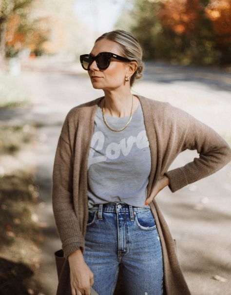 Easy Fall Outfit: Graphic Tee, Maxi Cardigan, Distressed Jeans, and Suede Booties #maxicardigan #falloutfit #suedebooties #graphictee #distressedjeans #karinemily Statement Jeans, Simple Fall Outfits, Maxi Cardigan, Fall Capsule Wardrobe, Cardigan Outfits, Easy Fall, T Shirt And Jeans, Light Wash Jeans, Suede Booties