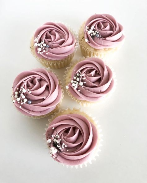 Definite wedding vibes happening with these pretty cuppies. 💕⁣ ⁣ Still kind of obsessed with this mauve color. 😍⁣ ⁣ ⁣ • My GIVEAWAY is… Wedding Cake Mauve, Mauve Wedding Cake, Cheap Wedding Cakes, Mauve Wedding, Dusty Rose Wedding, Cupcake Designs, Simple Wedding Cake, Pink Cupcakes, Wedding Preparation