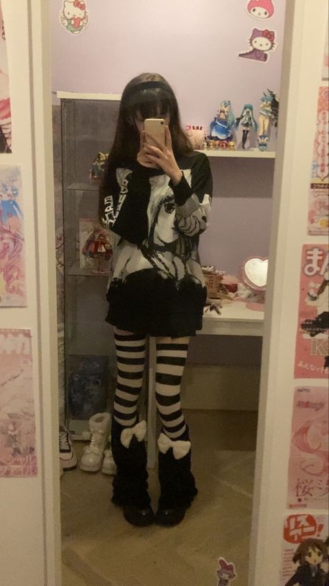 Soft Kawaii Outfits, Black Outfit Korean, Outfit Inspo Korean, Denim Leg Warmers, Leg Warmer Outfits, Kuromi Outfit, Leg Warmers Outfit, Aesthetic Black And White, Black And White Outfit