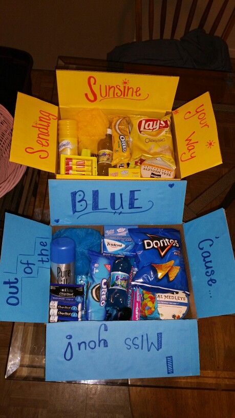 Care package for sisters at college! (School colors ) Diy Christmas Gifts For Sisters, Diy Christmas Gifts For Boyfriend, Christmas Packages, Gifts For Sisters, Boyfriend Gift Basket, Anniversaire Diy, Bff Birthday Gift, Christmas Gifts For Sister