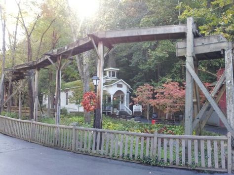 Gatlinburg Christmas, Dollywood Park, Pigeon Forge, Lead The Way, Gatlinburg, Theme Parks, Pigeon, Garden Arch, Theme Park