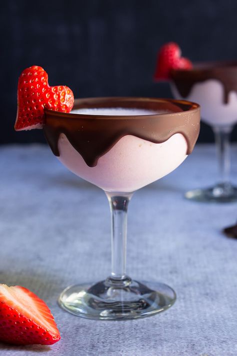 Chocolate strawberry martini - your favorite strawberries and chocolate combo gets a boozy lift in this dangerously delicious cocktail. | www.viktoriastable.com Chocolate Strawberry Martini, Strawberry Martini, Strawberries And Chocolate, Chocolate Cocktails, Fancy Drinks, Martini Recipes, Chocolate Dessert, Chocolate Strawberry, Alcohol Drink Recipes