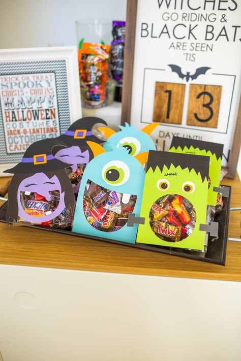 Halloween Trick Or Treat Goodie Bags, Halloween Treat Decorations, Halloween Gift Ideas For Preschoolers, Halloween Bags For Classmates, Cricut Halloween Goodie Bags, Boo Treat Bags, Halloween Goodie Box Ideas, Cricut Halloween Trick Or Treat Bags, Candy Bag Ideas For Halloween